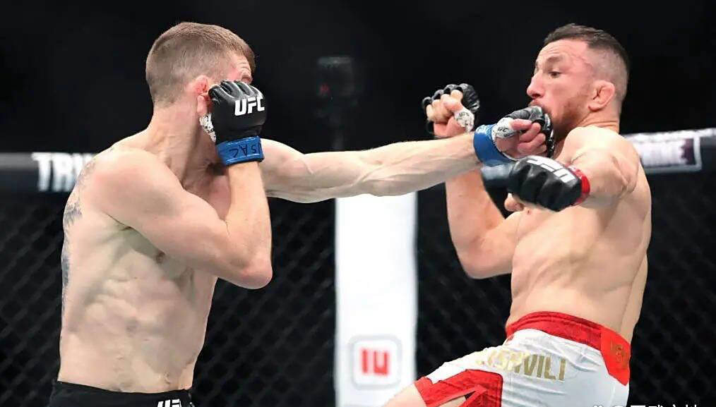 展开抱摔, 并遭受梅拉 展开抱摔, 并遭受梅拉