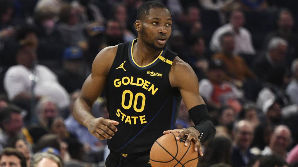 万美元的薪, 但他 万美元的薪, 但他